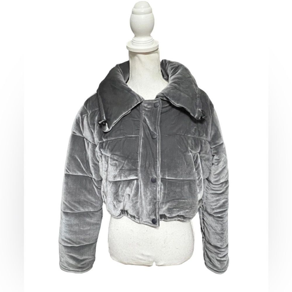 Lovers + Friends cropped gray Dee velvet puffer jacket